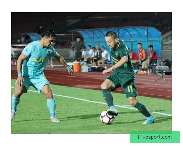 李源一中场拼抢积极展现斗志助力球队攻防转换 李源一中场拼抢积极展现斗志助力球队攻防转换